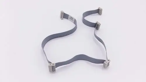 Flaches, graues Kabel mit mehreren Anschlusssteckern, geeignet für die Verbindung von Platinen. Hersteller: Remeha.